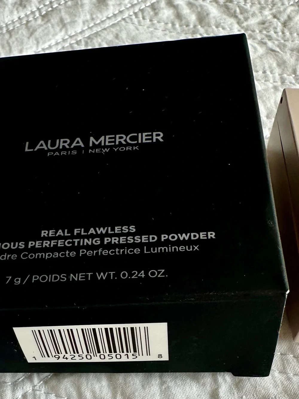 laura mercier Black Luminous Perfecting Pressed Powder Compact